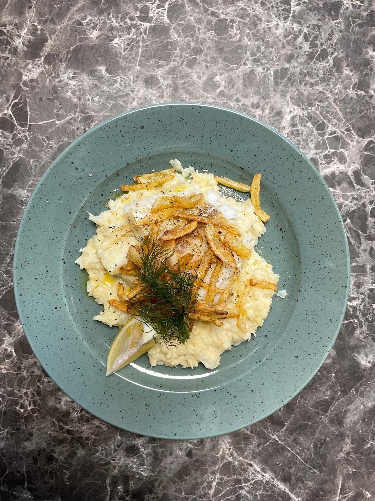 Stekt fiskrätt med potatismos och krispig lök
