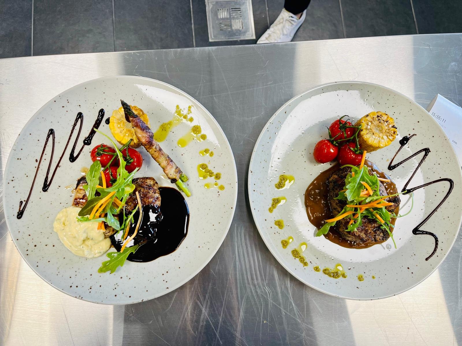 Grillade kötträtter med tillbehör
